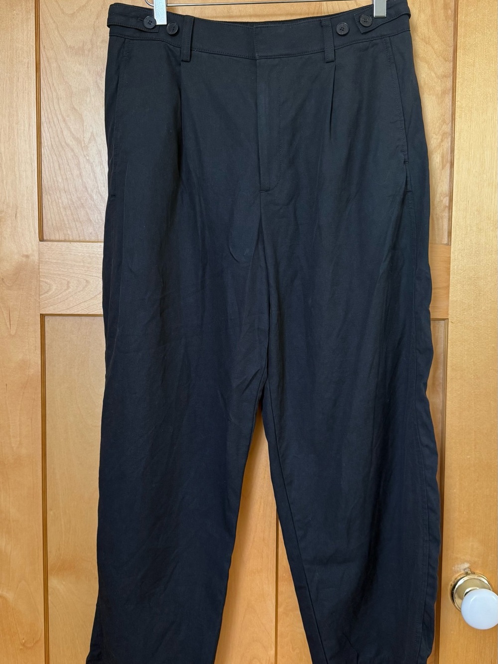 Madewell size 10 black barrel leg pant in drapey twill